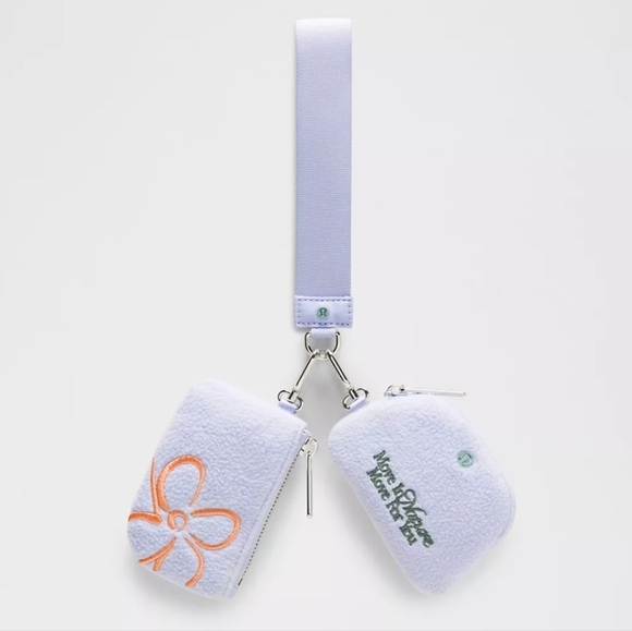 NWT DUAL POUCH WRISTLET in SOFT FLEECE - Picture 2 of 6